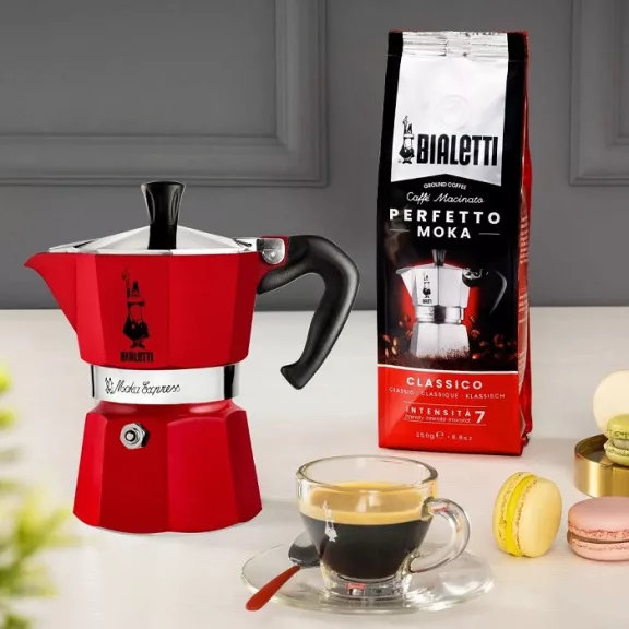 Bialetti Moka Express Piros kotyogós kávéfőző, 3 személyes Bialetti Moka Express Piros kotyogós kávéfőző, 3 személyes